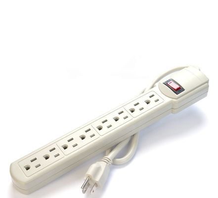 Gepersonaliseerd mannelijk einde type NEMA 5-15P Draagbare 6 Outlet Surge Protector American Standard ETL Power Strip voor huishoudelijke apparaten