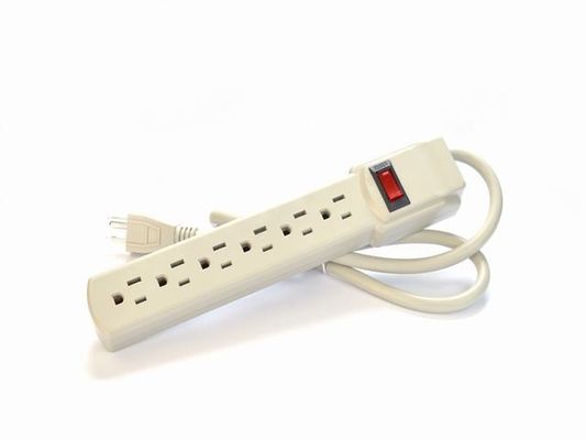 Gepersonaliseerd mannelijk einde type NEMA 5-15P Draagbare 6 Outlet Surge Protector American Standard ETL Power Strip voor huishoudelijke apparaten