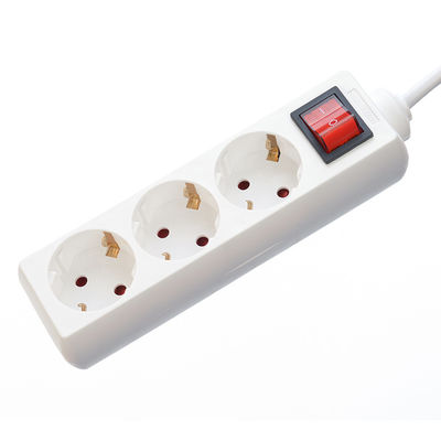 EU-type overspanningsbescherming op basis van een stroomstrip 3 gang verlengsnoer met H03vvh2 f 2x0,75 mm2 stroomkabel en elektrische stekker